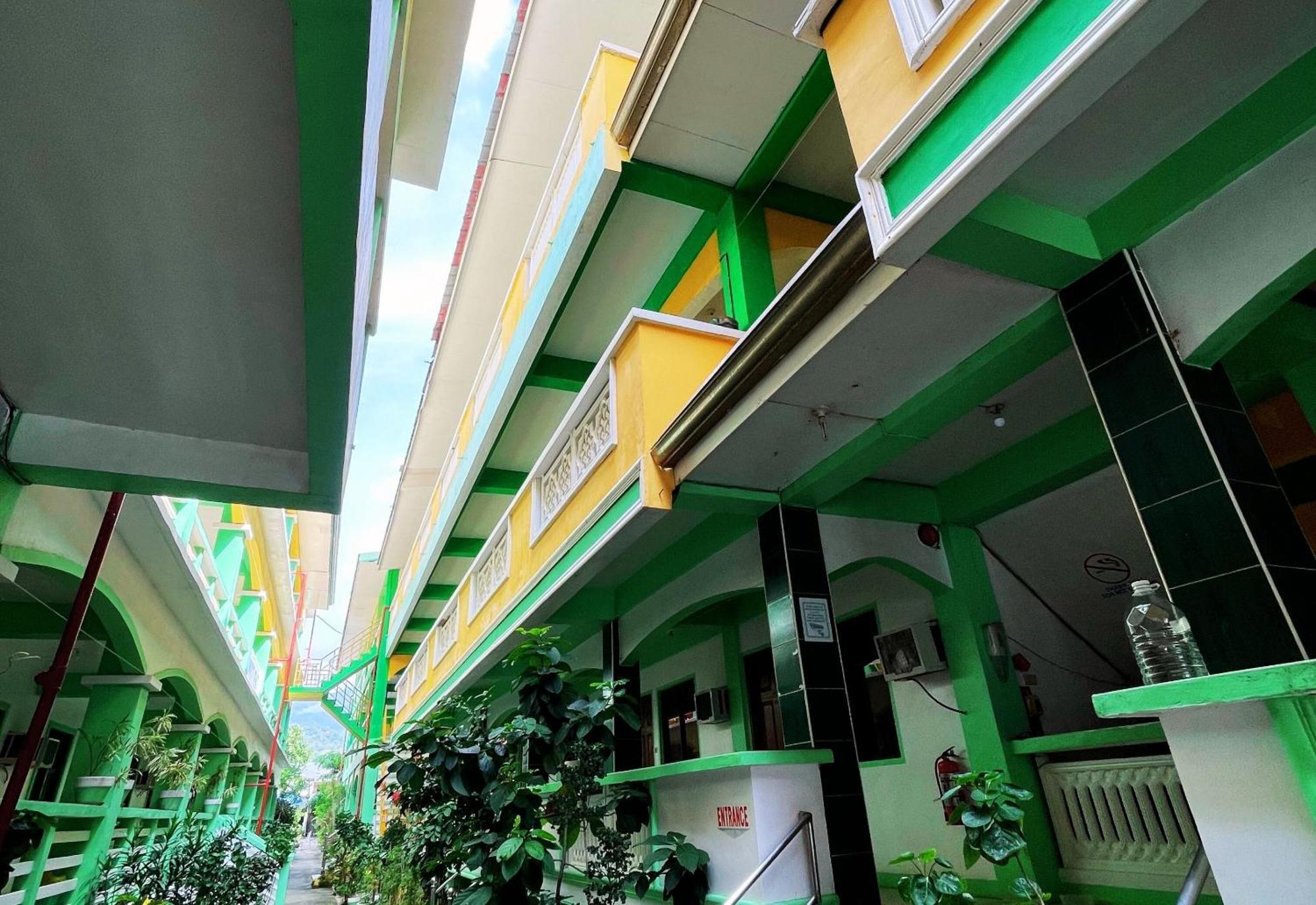 White Beach Hotel Puerto Galera Powered By Cocotel Exterior foto